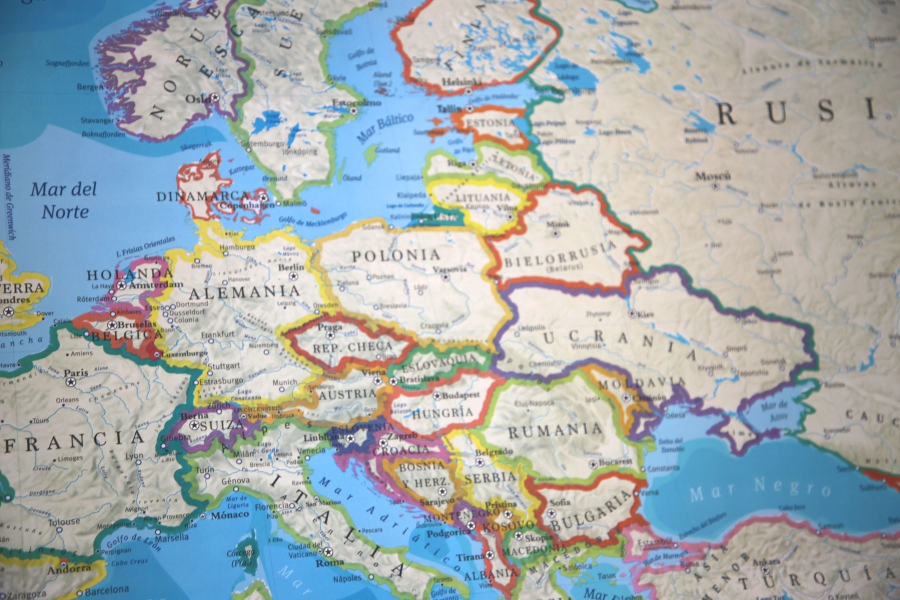 Mapa del Mundo Político con Banderas y Europa 2023 - Lámina